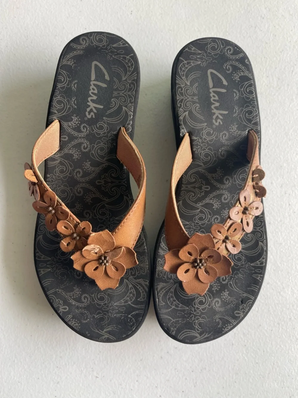 Clarks Size 5 Brown Floral Wedge Sandals Thong Comfort Shoes - Picture 3 of 10